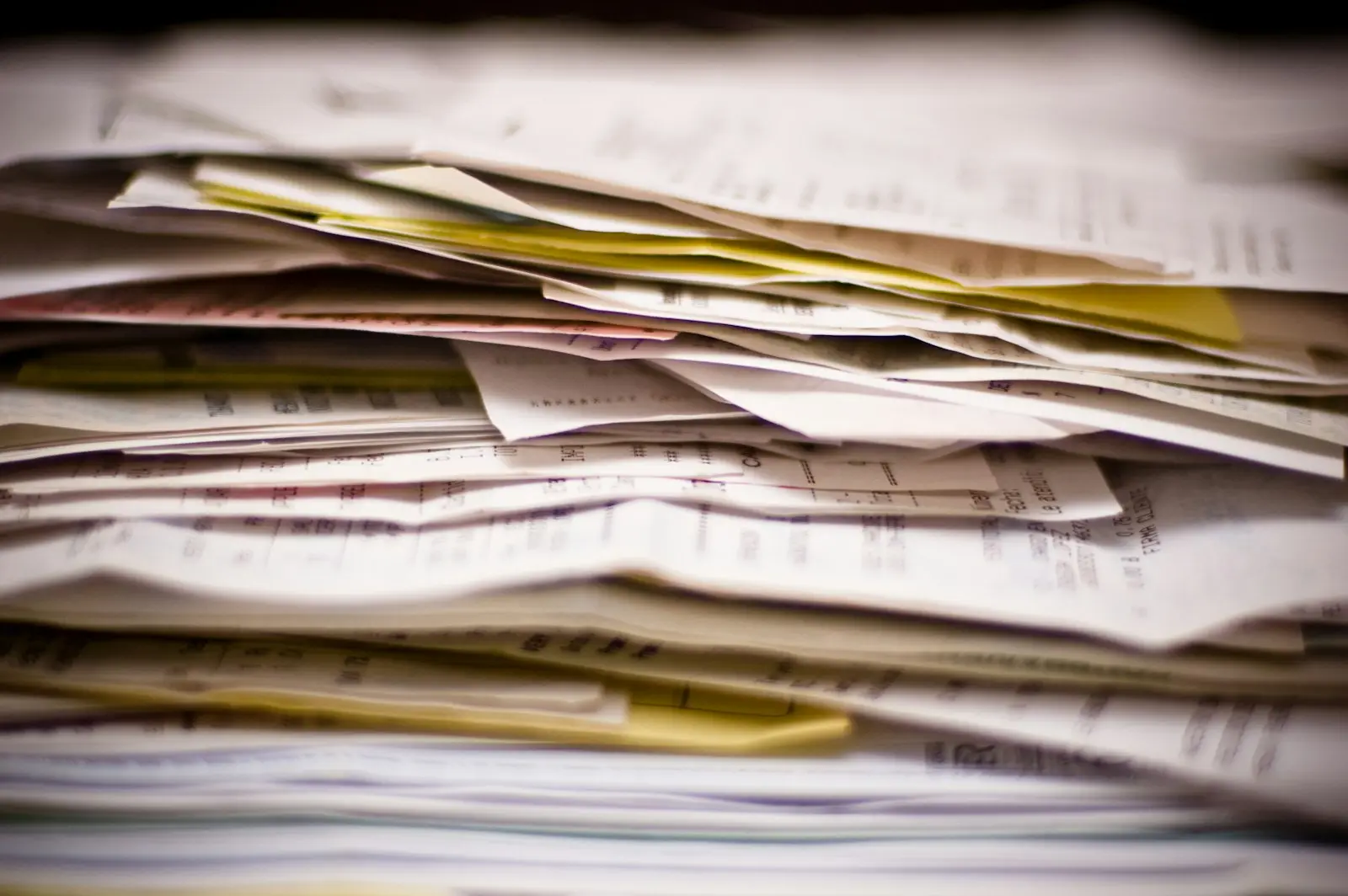Documentos contables apilados